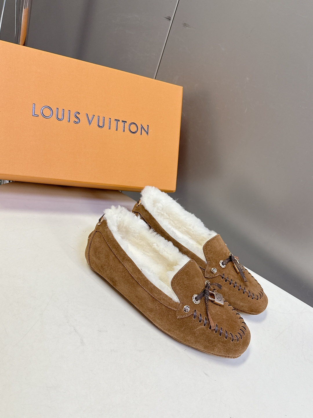 驴牌LouisVuitton路易威登秋冬最新款 豆豆鞋 毛毛鞋 超多明星网红种草 非常火的薄底设计元素 