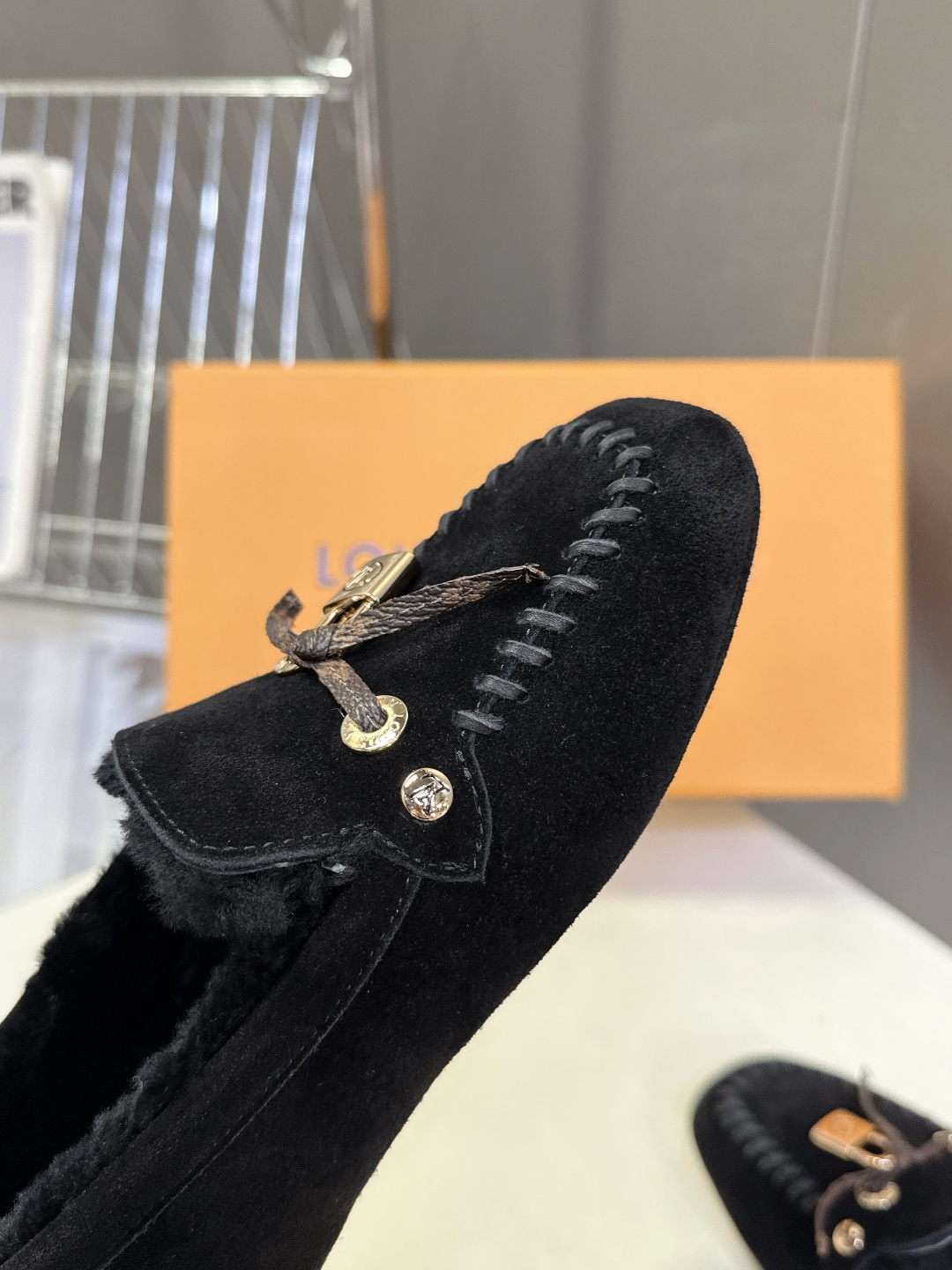 驴牌LouisVuitton路易威登秋冬最新款 豆豆鞋 毛毛鞋 超多明星网红种草 非常火的薄底设计元素 