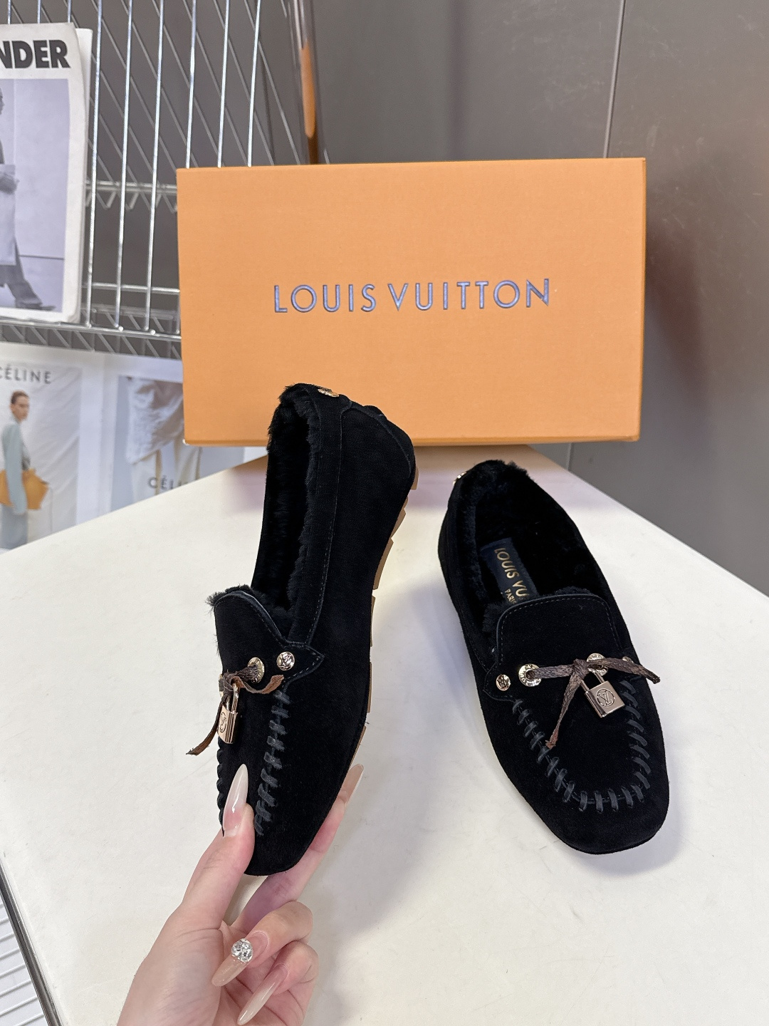 驴牌LouisVuitton路易威登秋冬最新款 豆豆鞋 毛毛鞋 超多明星网红种草 非常火的薄底设计元素 