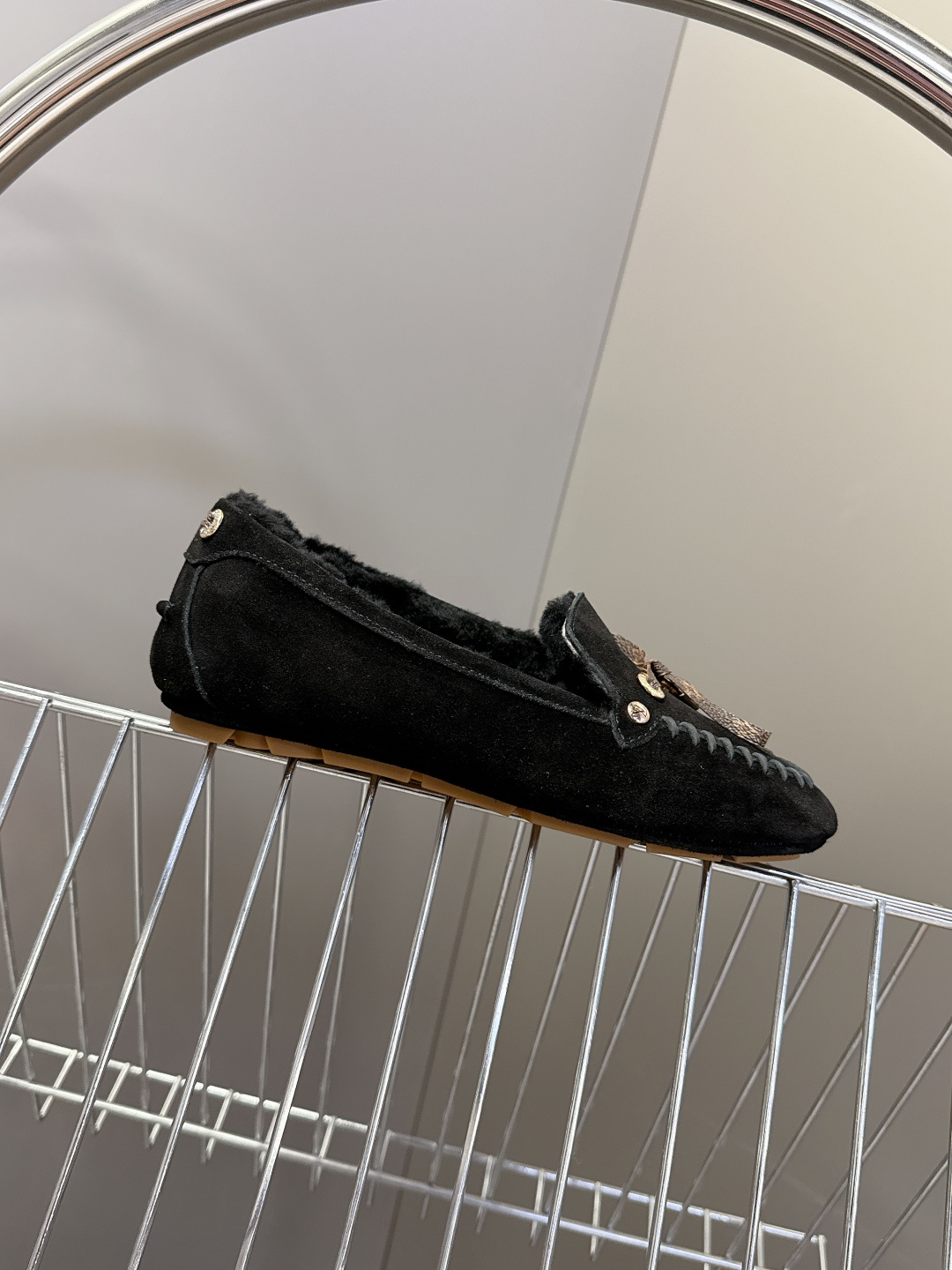 驴牌LouisVuitton路易威登秋冬最新款 豆豆鞋 毛毛鞋 超多明星网红种草 非常火的薄底设计元素 