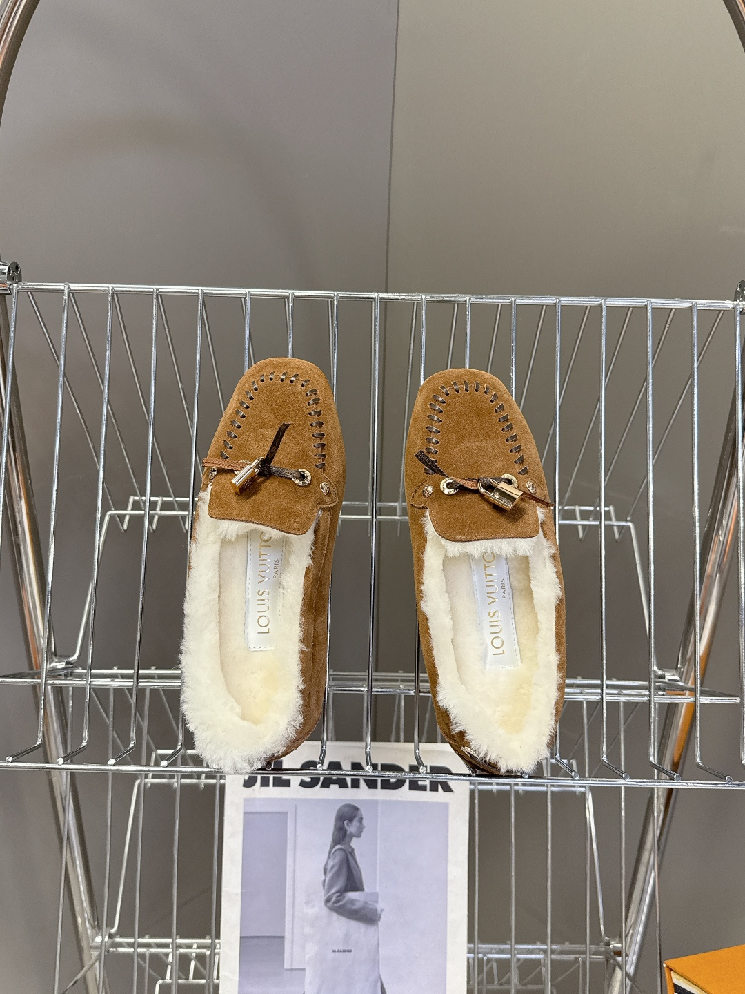 驴牌LouisVuitton路易威登秋冬最新款 豆豆鞋 毛毛鞋 超多明星网红种草 非常火的薄底设计元素 