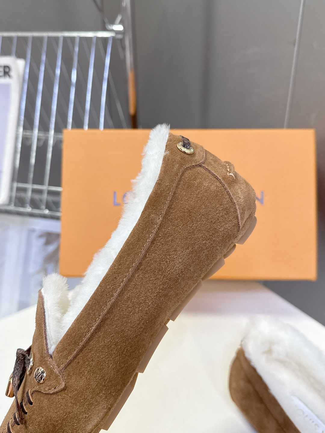 驴牌LouisVuitton路易威登秋冬最新款 豆豆鞋 毛毛鞋 超多明星网红种草 非常火的薄底设计元素 