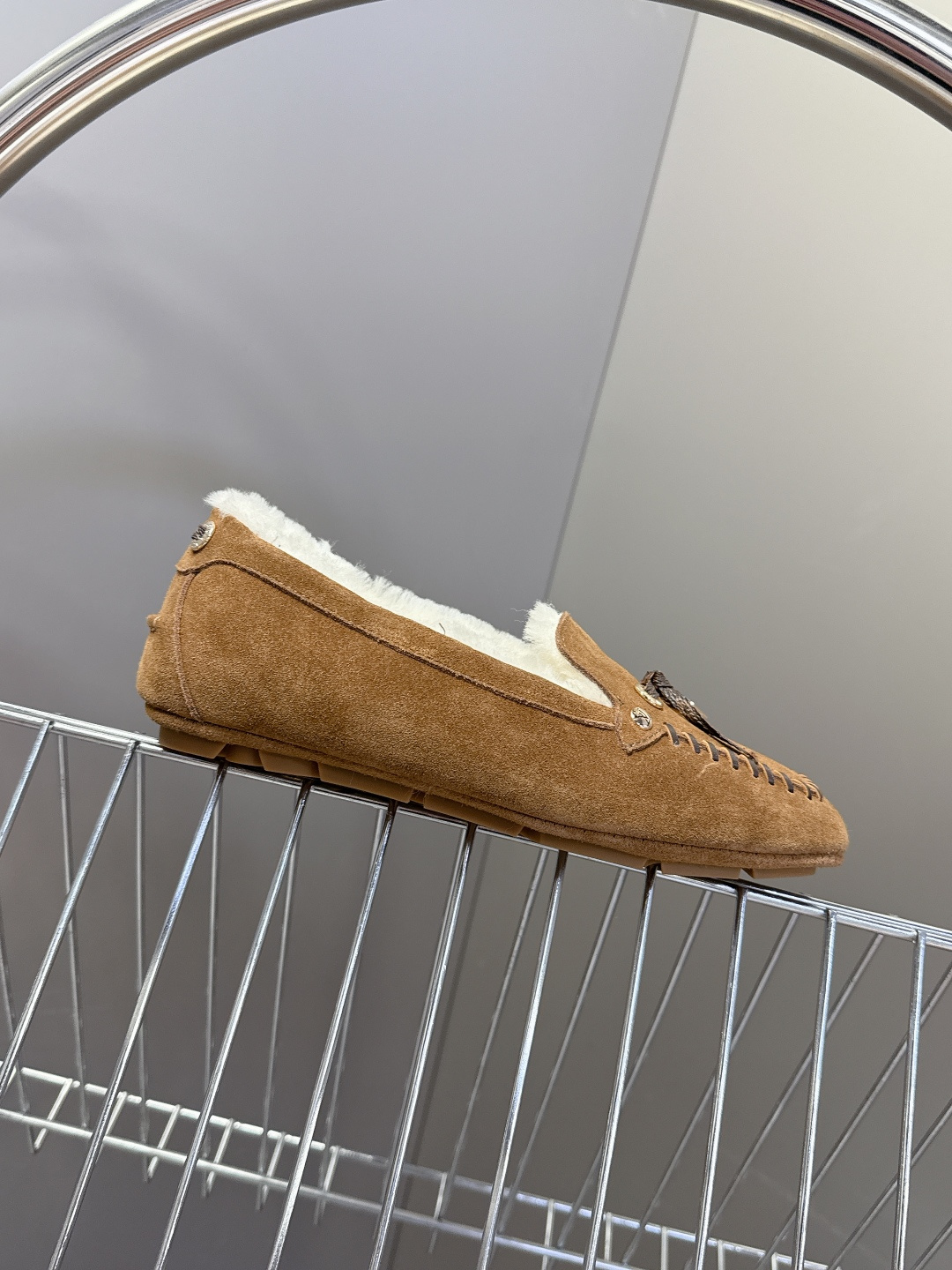 驴牌LouisVuitton路易威登秋冬最新款 豆豆鞋 毛毛鞋 超多明星网红种草 非常火的薄底设计元素 