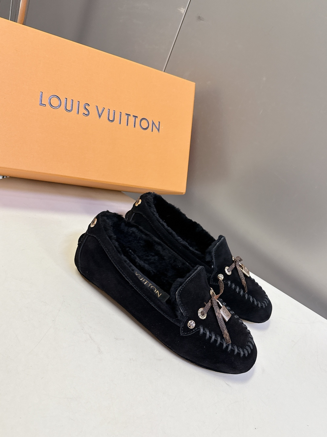 驴牌LouisVuitton路易威登秋冬最新款 豆豆鞋 毛毛鞋 超多明星网红种草 非常火的薄底设计元素 