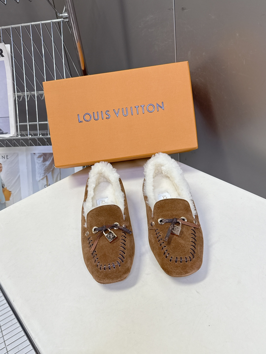 驴牌LouisVuitton路易威登秋冬最新款 豆豆鞋 毛毛鞋 超多明星网红种草 非常火的薄底设计元素 