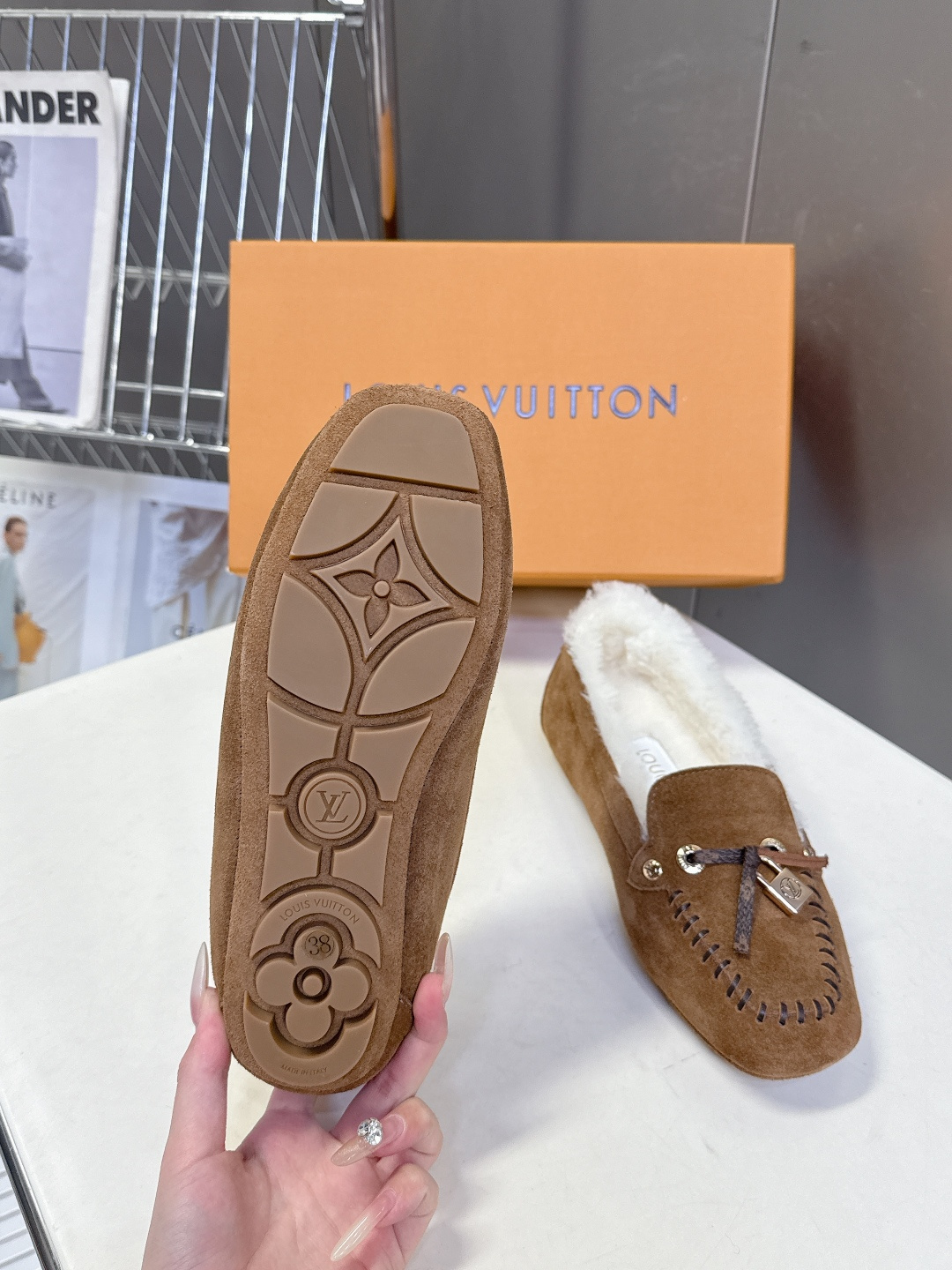 驴牌LouisVuitton路易威登秋冬最新款 豆豆鞋 毛毛鞋 超多明星网红种草 非常火的薄底设计元素 