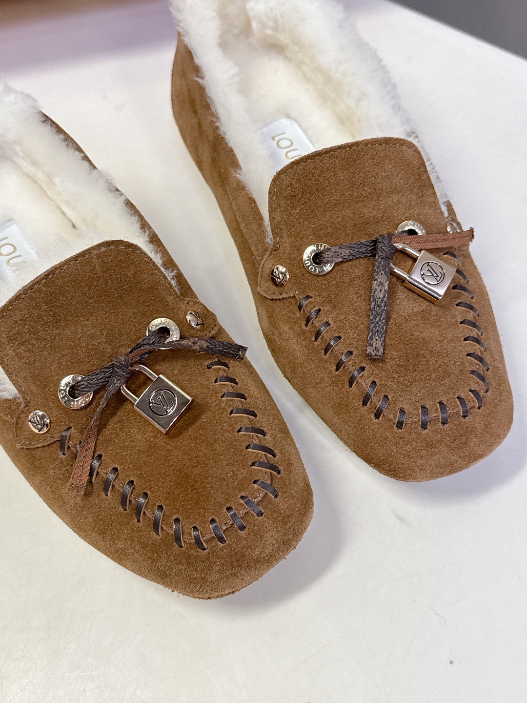 驴牌LouisVuitton路易威登秋冬最新款 豆豆鞋 毛毛鞋 超多明星网红种草 非常火的薄底设计元素 