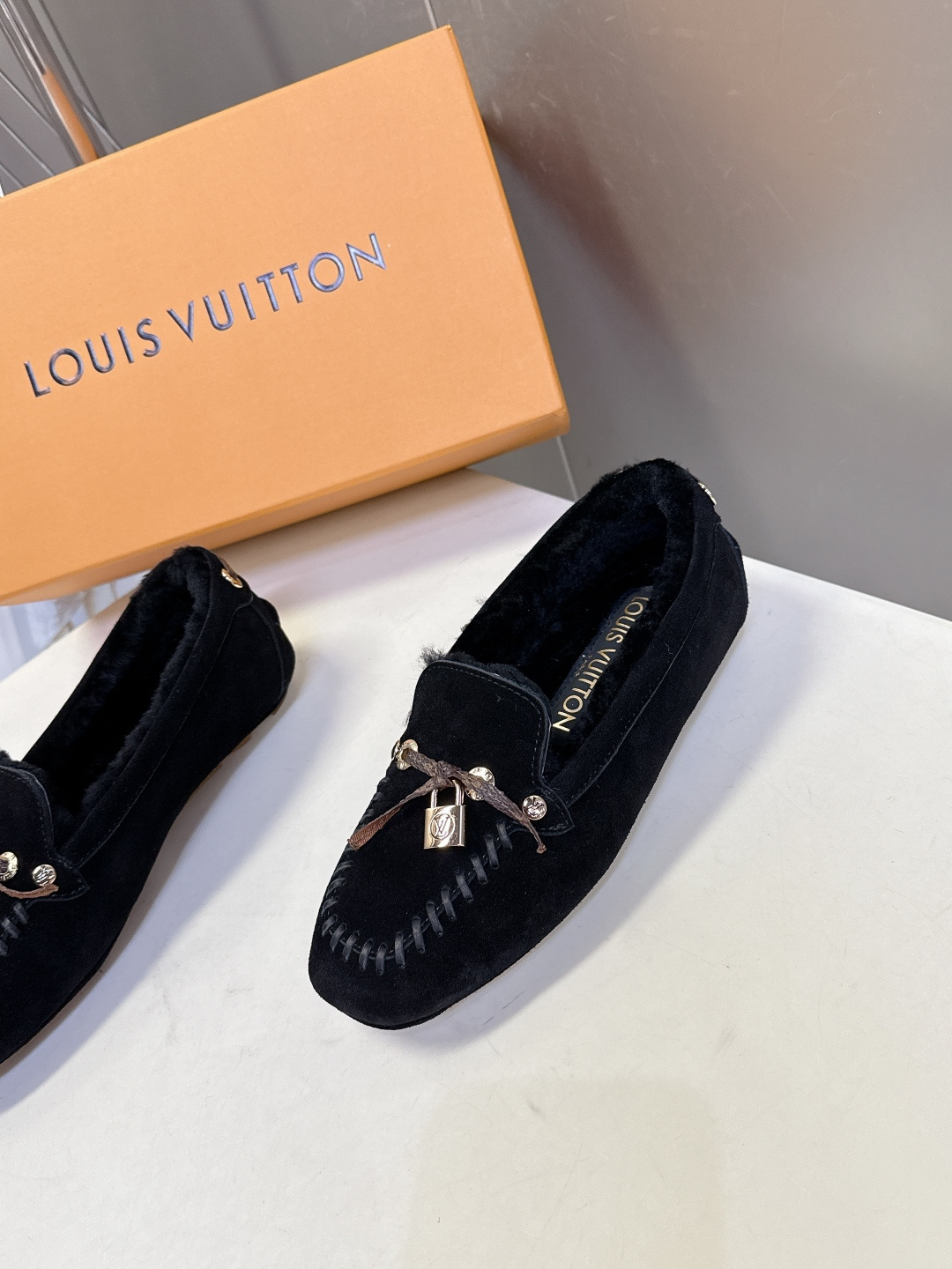 驴牌LouisVuitton路易威登秋冬最新款 豆豆鞋 毛毛鞋 超多明星网红种草 非常火的薄底设计元素 