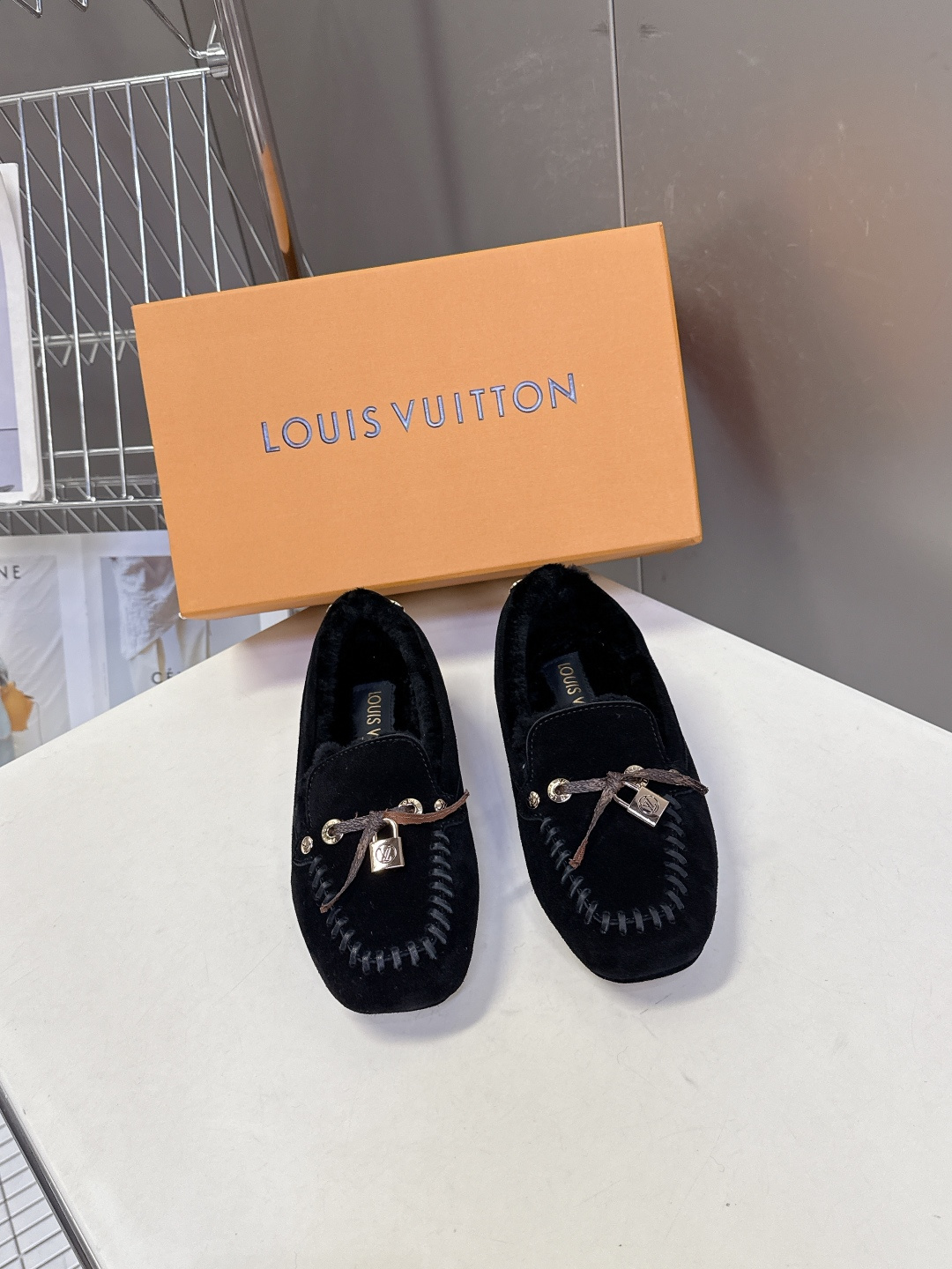 驴牌LouisVuitton路易威登秋冬最新款 豆豆鞋 毛毛鞋 超多明星网红种草 非常火的薄底设计元素 