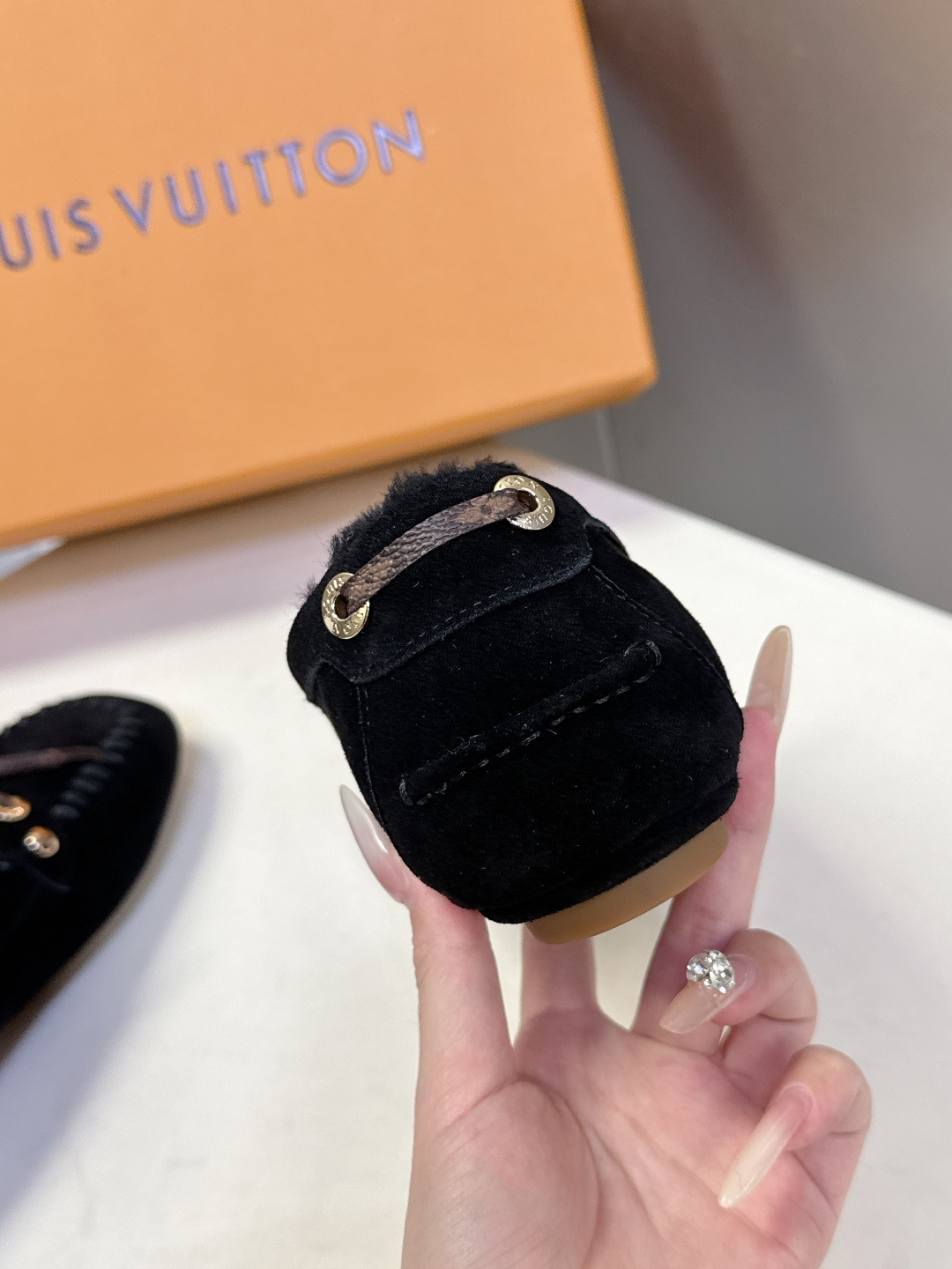 驴牌LouisVuitton路易威登秋冬最新款 豆豆鞋 毛毛鞋 超多明星网红种草 非常火的薄底设计元素 