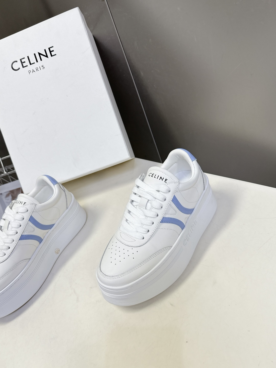 CELINE思琳春夏最新款厚底小白鞋 休闲鞋 超多明星网红种草 Lisa同款轻奢风格的小白鞋 简单舒服，