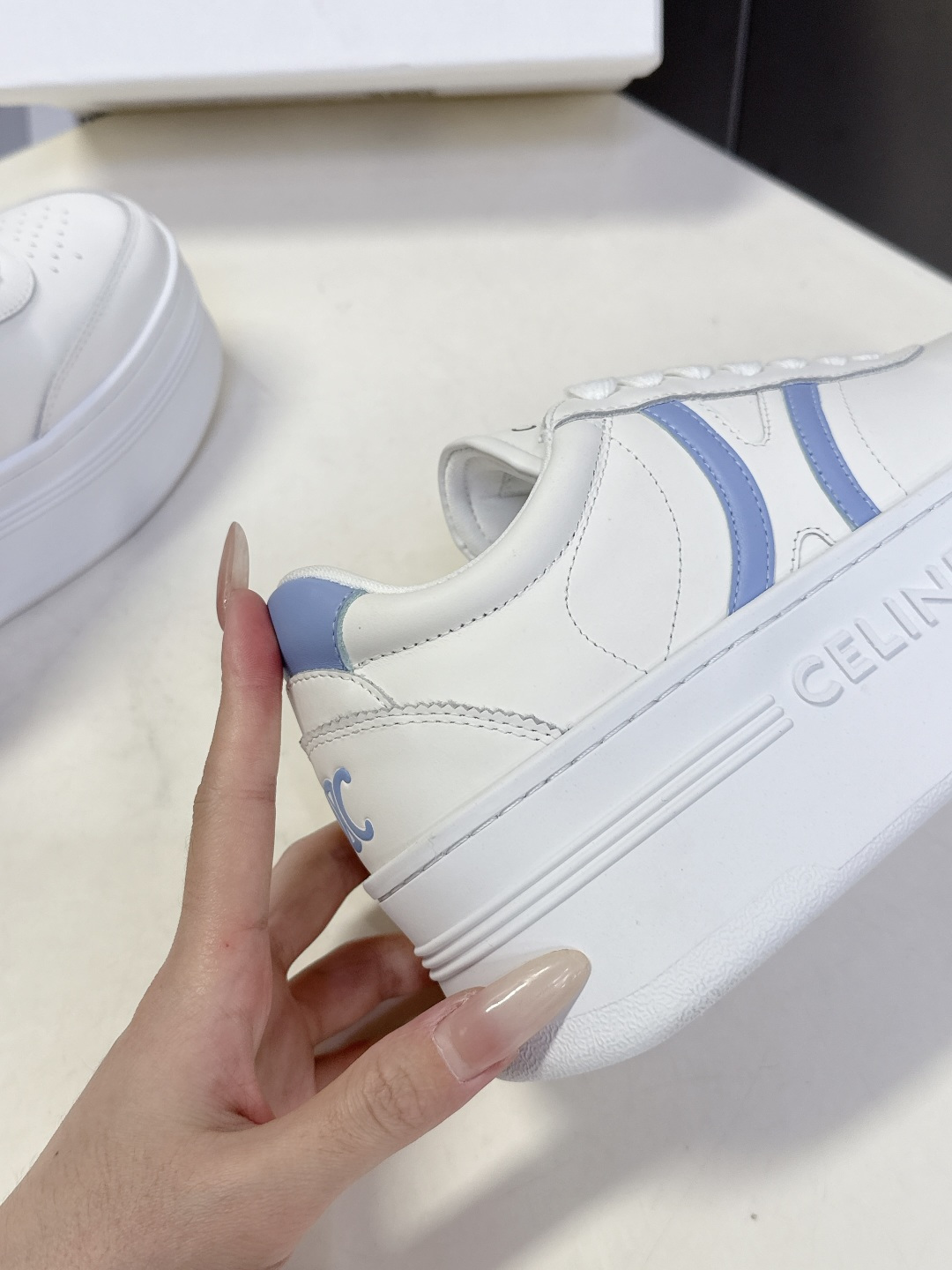 CELINE思琳春夏最新款厚底小白鞋 休闲鞋 超多明星网红种草 Lisa同款轻奢风格的小白鞋 简单舒服，