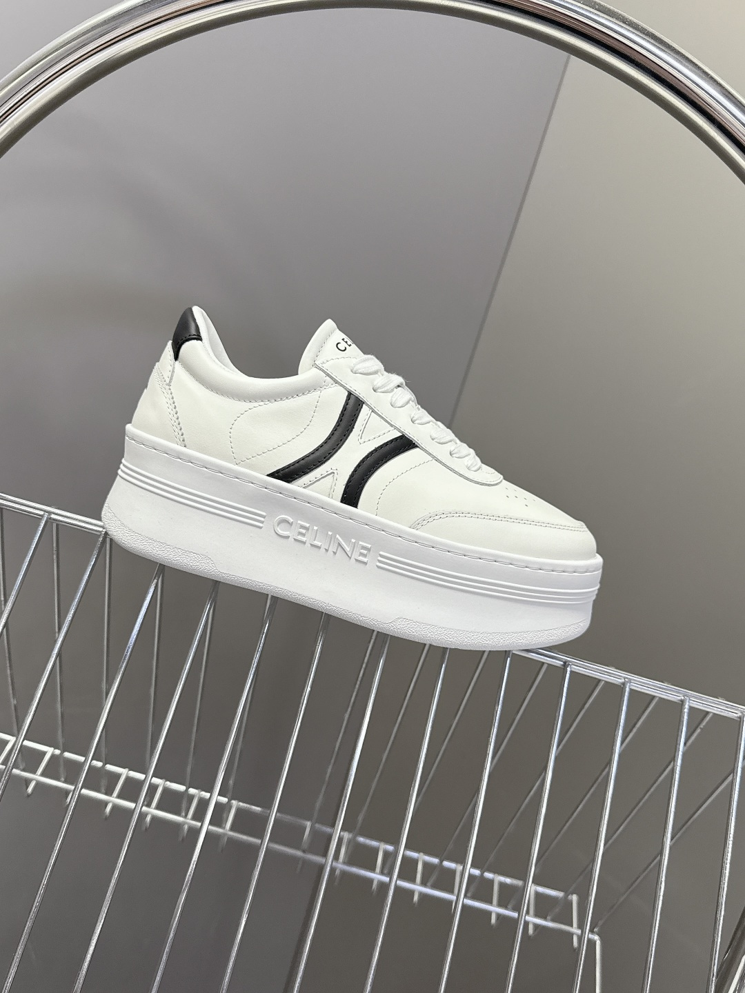 CELINE思琳春夏最新款厚底小白鞋 休闲鞋 超多明星网红种草 Lisa同款轻奢风格的小白鞋 简单舒服，