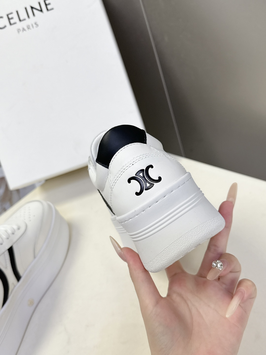CELINE思琳春夏最新款厚底小白鞋 休闲鞋 超多明星网红种草 Lisa同款轻奢风格的小白鞋 简单舒服，