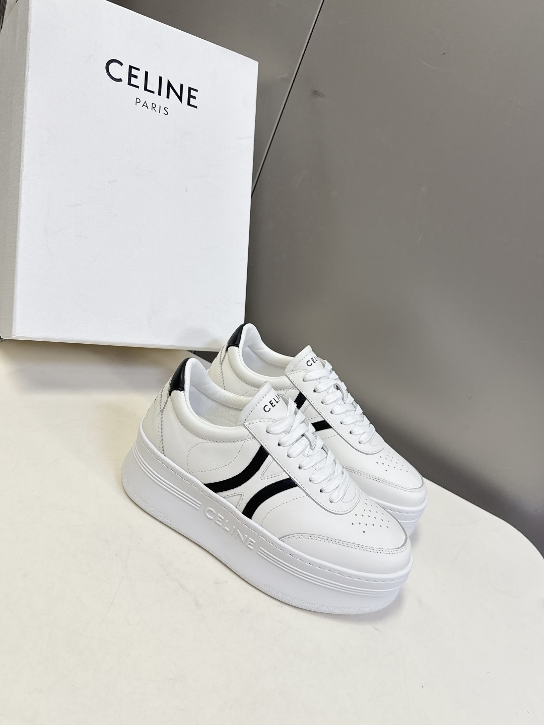 CELINE思琳春夏最新款厚底小白鞋 休闲鞋 超多明星网红种草 Lisa同款轻奢风格的小白鞋 简单舒服，