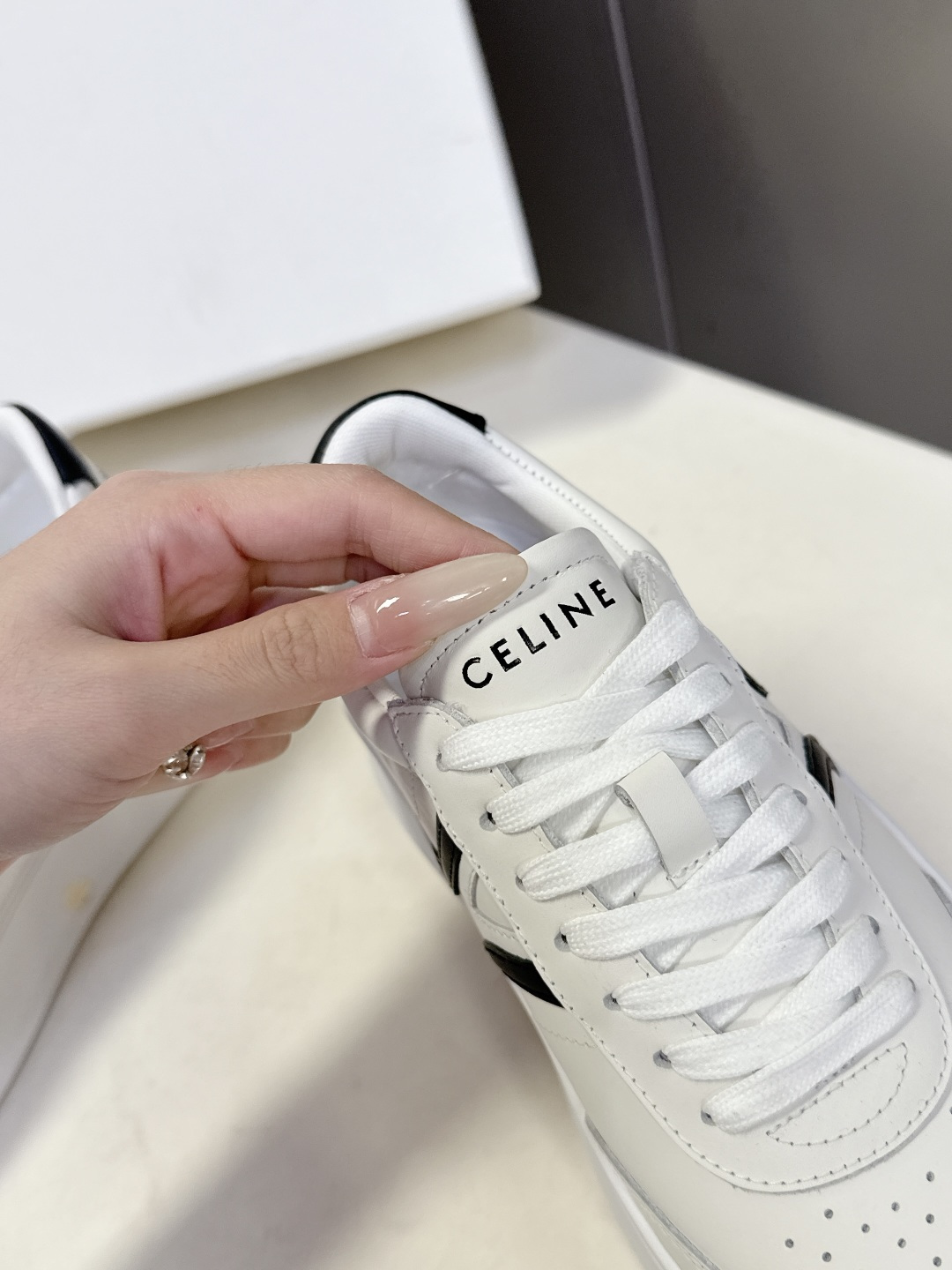 CELINE思琳春夏最新款厚底小白鞋 休闲鞋 超多明星网红种草 Lisa同款轻奢风格的小白鞋 简单舒服，