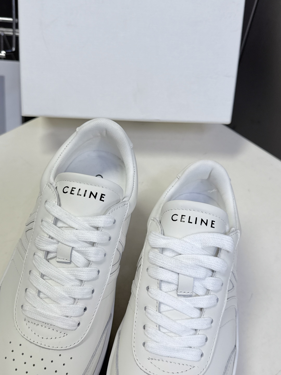 CELINE思琳春夏最新款厚底小白鞋 休闲鞋 超多明星网红种草 Lisa同款轻奢风格的小白鞋 简单舒服，