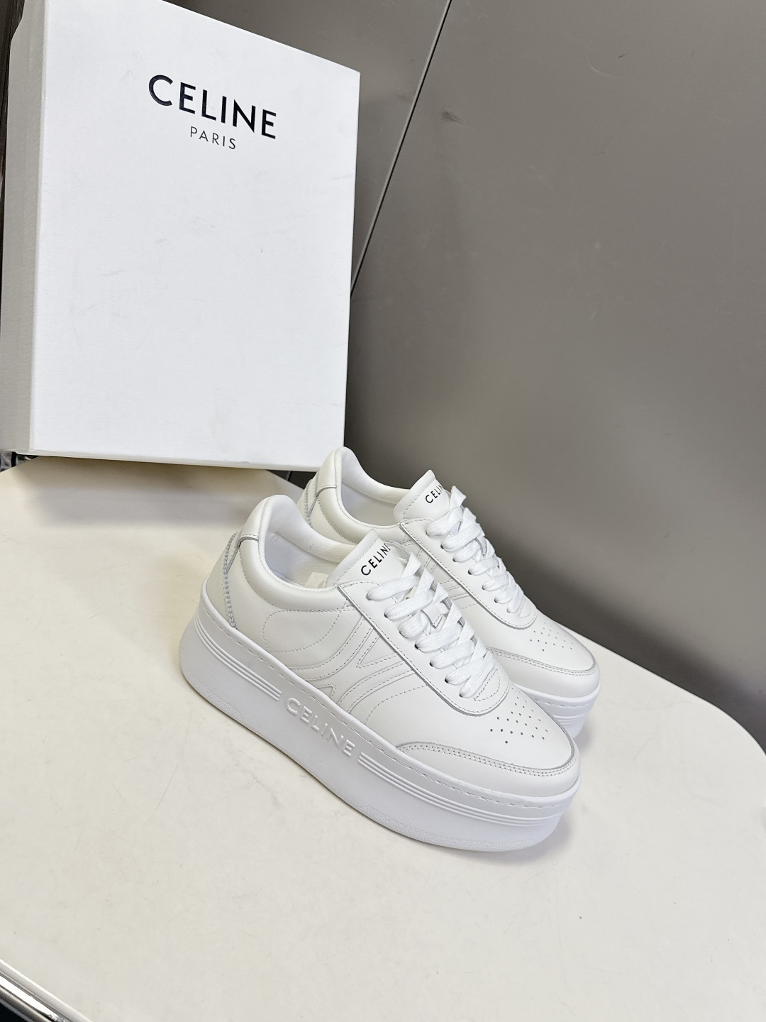 CELINE思琳春夏最新款厚底小白鞋 休闲鞋 超多明星网红种草 Lisa同款轻奢风格的小白鞋 简单舒服，