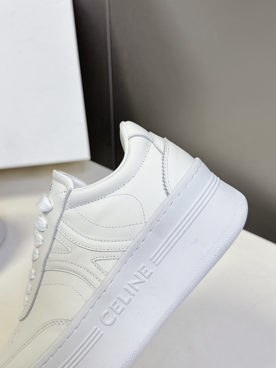 CELINE思琳春夏最新款厚底小白鞋 休闲鞋 超多明星网红种草 Lisa同款轻奢风格的小白鞋 简单舒服，