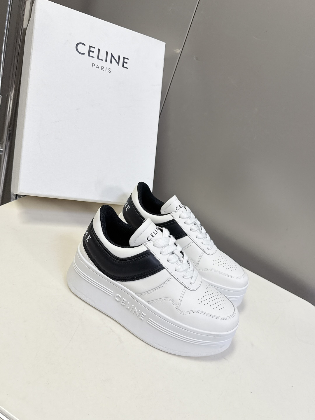 CELINE思琳春夏最新款厚底小白鞋 休闲鞋 超多明星网红种草 Lisa同款轻奢风格的小白鞋 简单舒服，