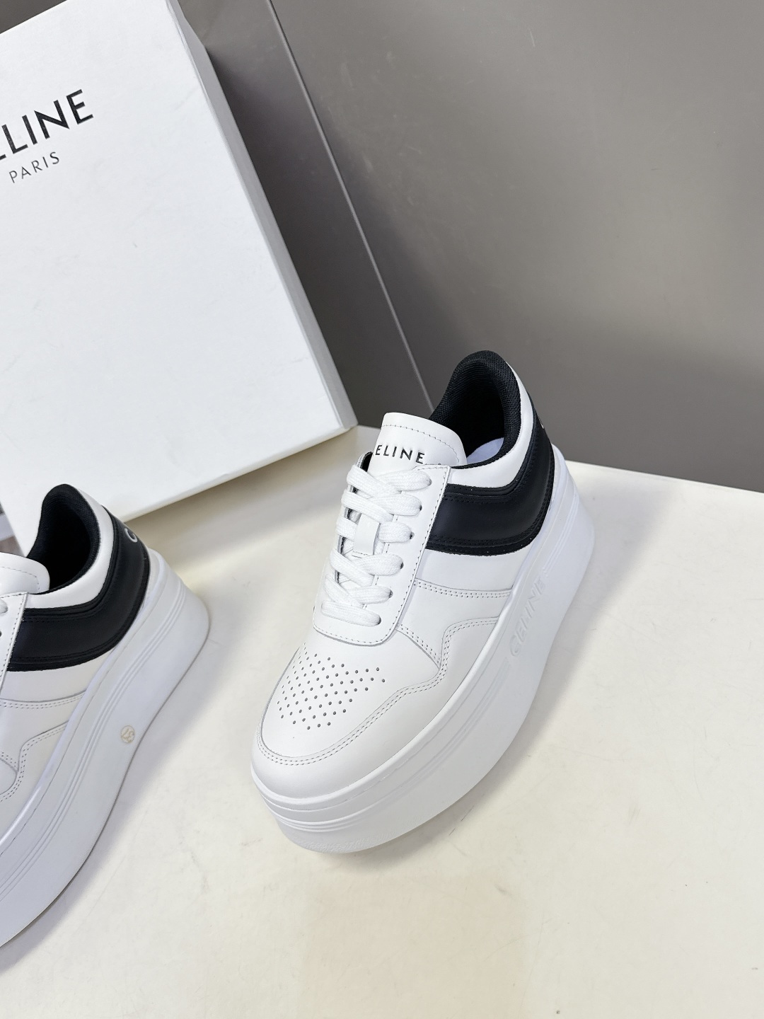CELINE思琳春夏最新款厚底小白鞋 休闲鞋 超多明星网红种草 Lisa同款轻奢风格的小白鞋 简单舒服，