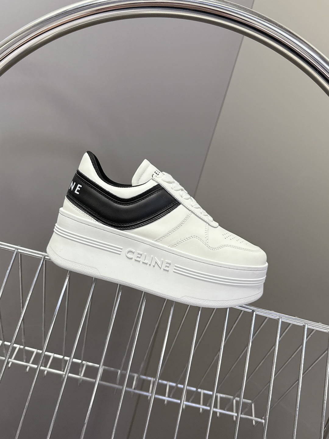 CELINE思琳春夏最新款厚底小白鞋 休闲鞋 超多明星网红种草 Lisa同款轻奢风格的小白鞋 简单舒服，