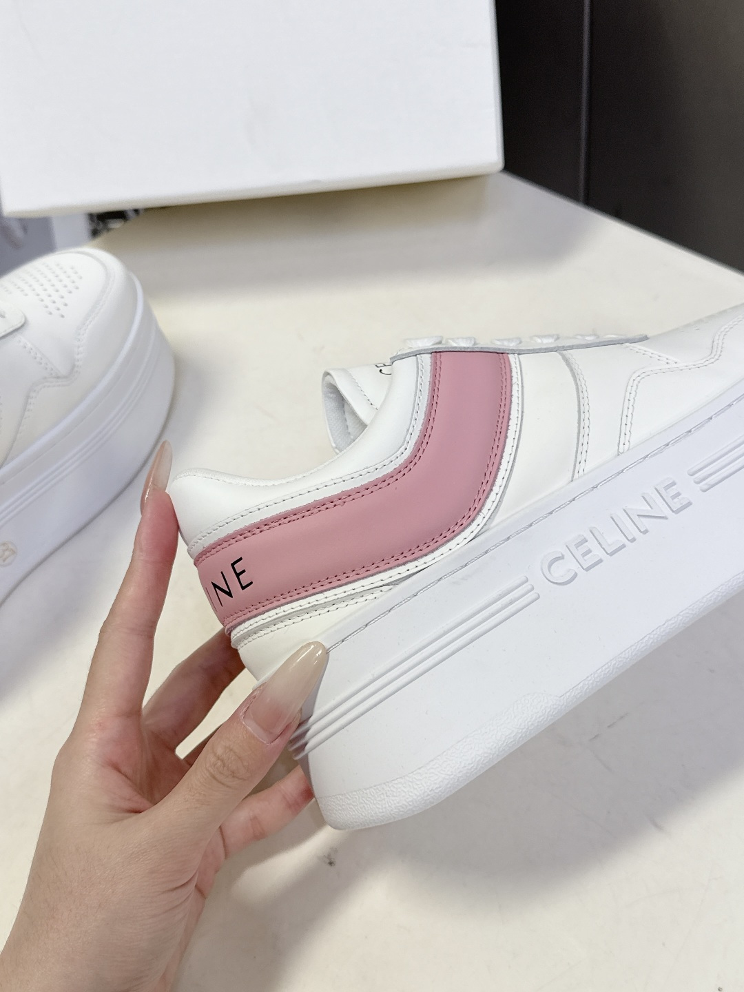 CELINE思琳春夏最新款厚底小白鞋 休闲鞋 超多明星网红种草 Lisa同款轻奢风格的小白鞋 简单舒服，