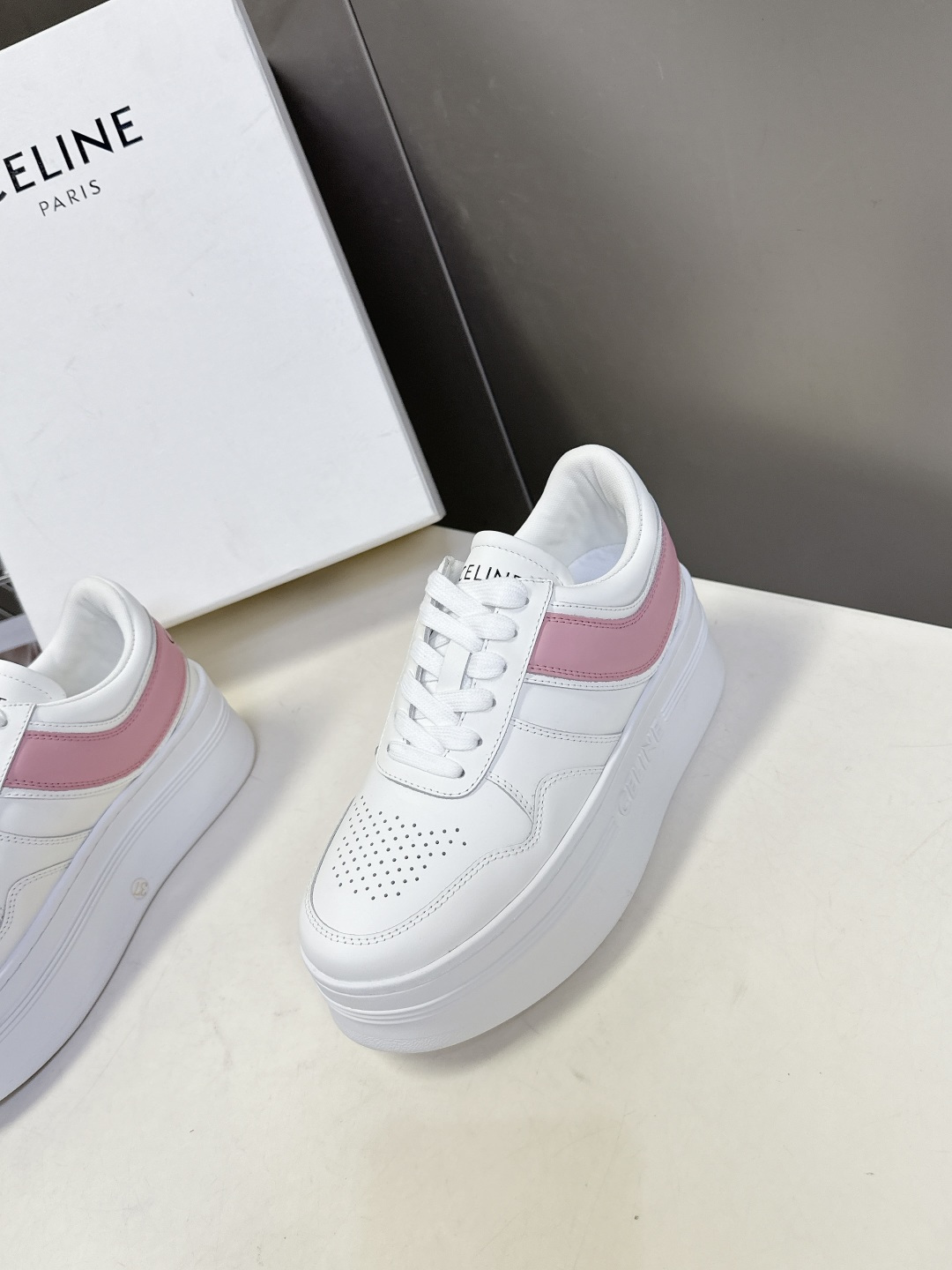 CELINE思琳春夏最新款厚底小白鞋 休闲鞋 超多明星网红种草 Lisa同款轻奢风格的小白鞋 简单舒服，