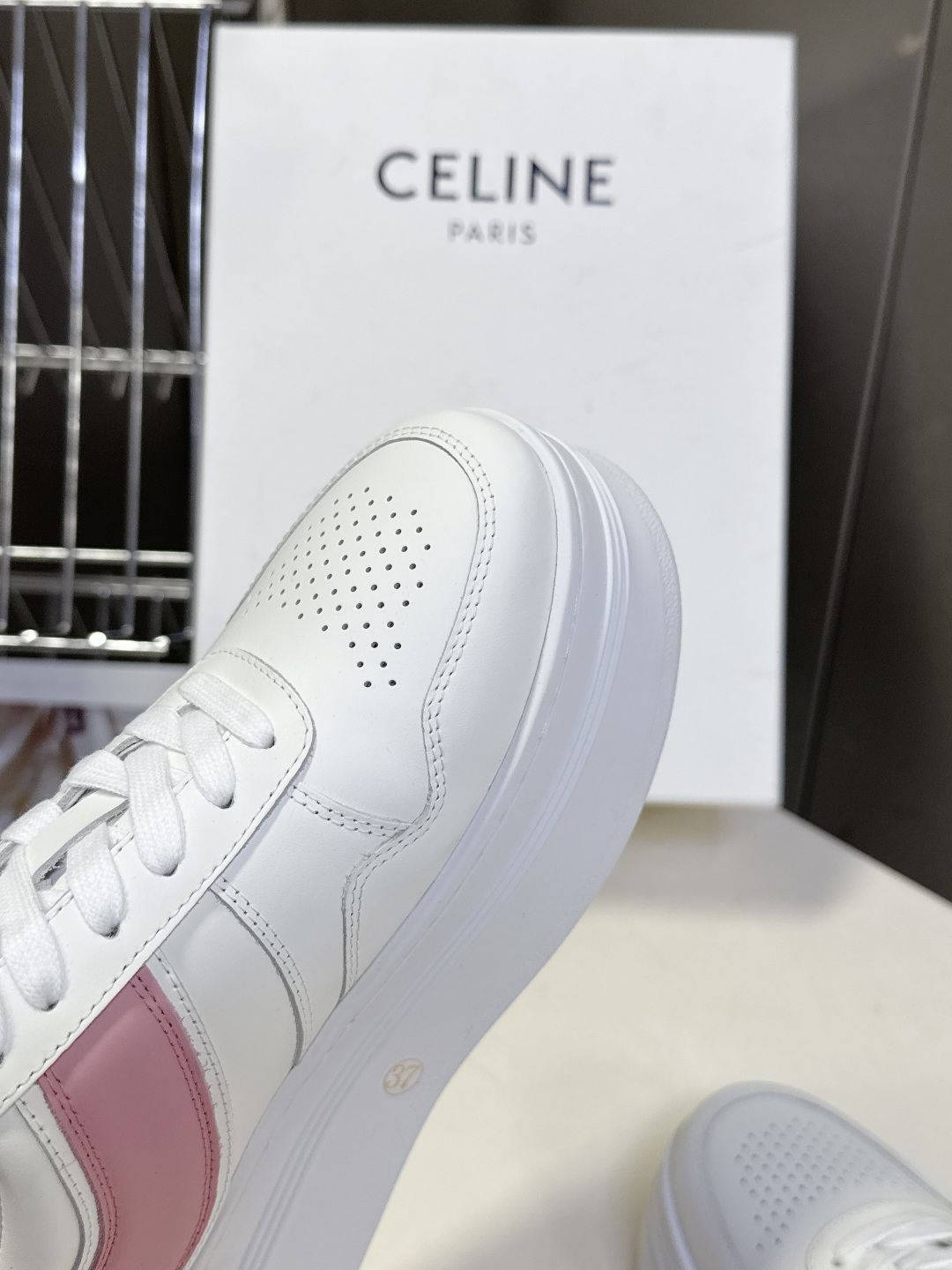 CELINE思琳春夏最新款厚底小白鞋 休闲鞋 超多明星网红种草 Lisa同款轻奢风格的小白鞋 简单舒服，