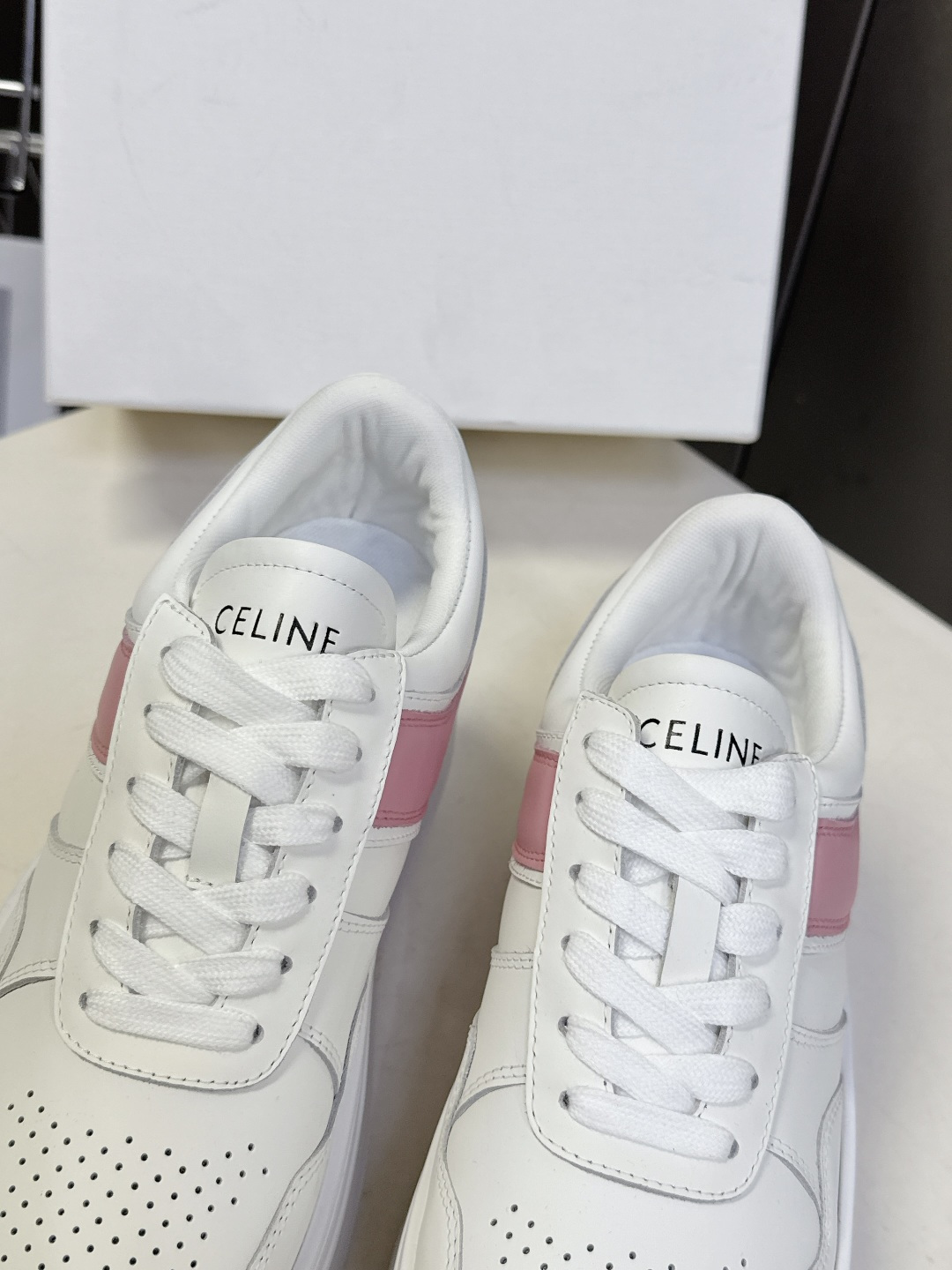 CELINE思琳春夏最新款厚底小白鞋 休闲鞋 超多明星网红种草 Lisa同款轻奢风格的小白鞋 简单舒服，