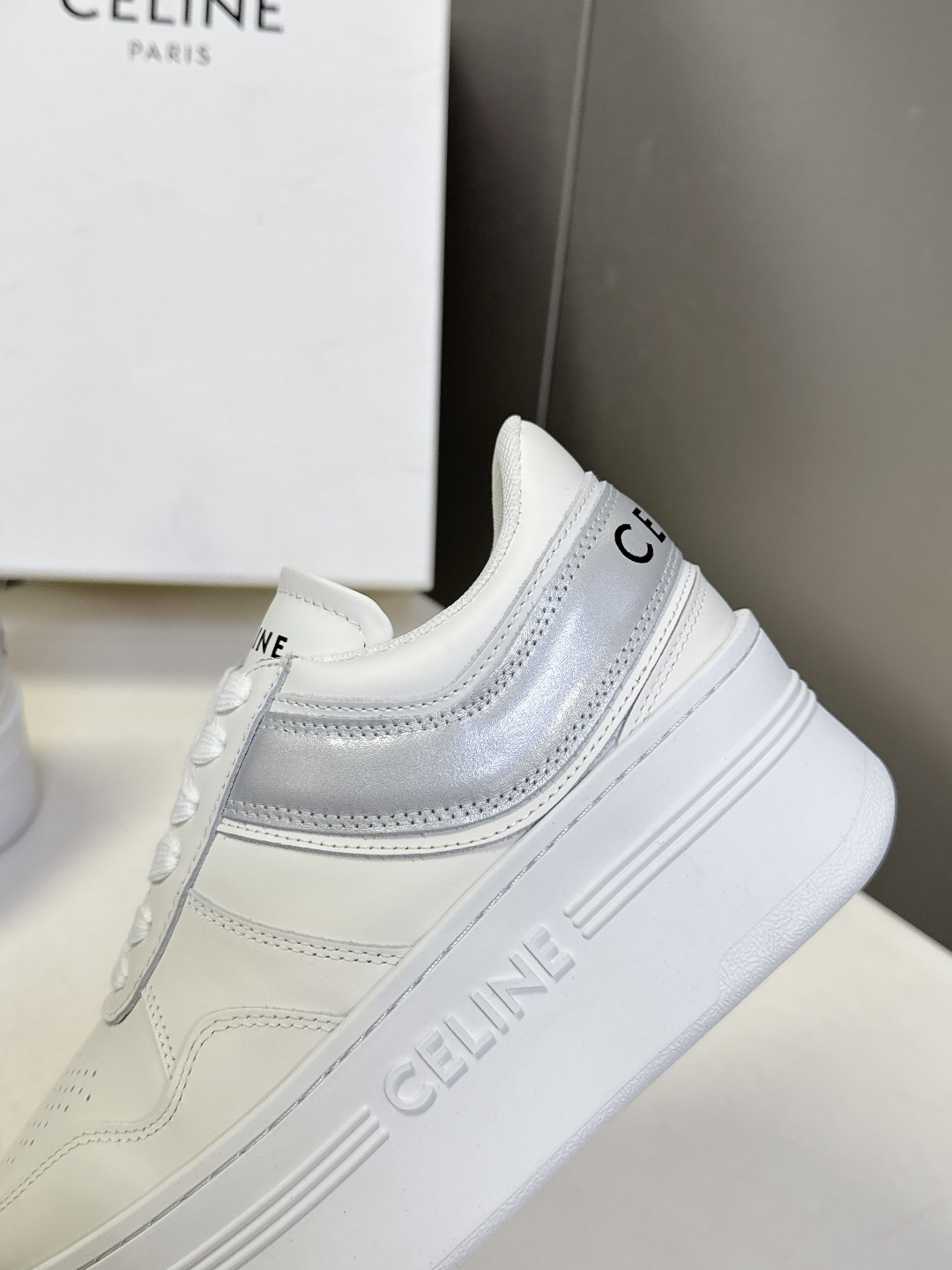 CELINE思琳春夏最新款厚底小白鞋 休闲鞋 超多明星网红种草 Lisa同款轻奢风格的小白鞋 简单舒服，