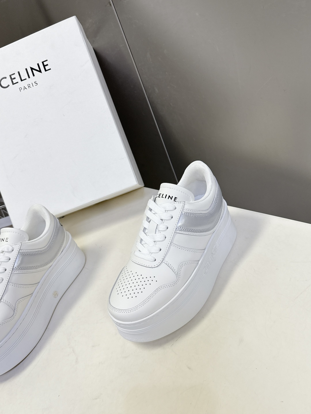 CELINE思琳春夏最新款厚底小白鞋 休闲鞋 超多明星网红种草 Lisa同款轻奢风格的小白鞋 简单舒服，