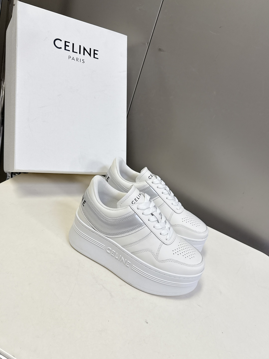 CELINE思琳春夏最新款厚底小白鞋 休闲鞋 超多明星网红种草 Lisa同款轻奢风格的小白鞋 简单舒服，