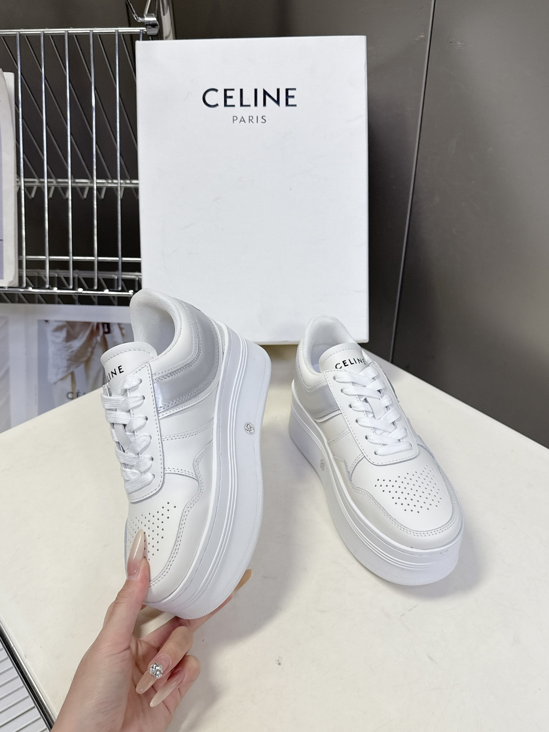 CELINE思琳春夏最新款厚底小白鞋 休闲鞋 超多明星网红种草 Lisa同款轻奢风格的小白鞋 简单舒服，