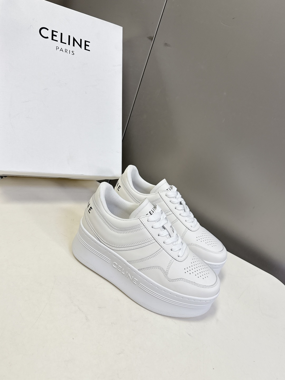 CELINE思琳春夏最新款厚底小白鞋 休闲鞋 超多明星网红种草 Lisa同款轻奢风格的小白鞋 简单舒服，