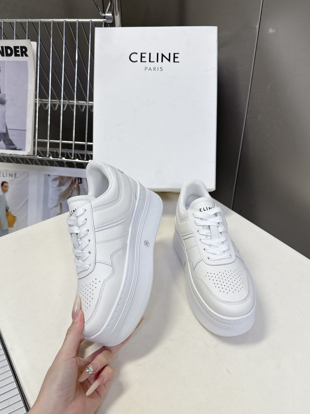CELINE思琳春夏最新款厚底小白鞋 休闲鞋 超多明星网红种草 Lisa同款轻奢风格的小白鞋 简单舒服，