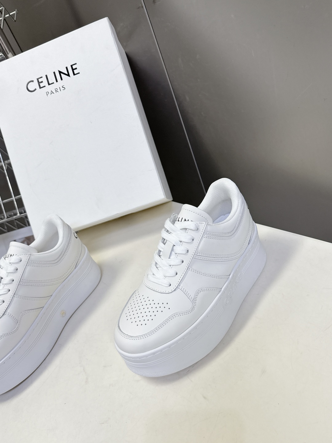 CELINE思琳春夏最新款厚底小白鞋 休闲鞋 超多明星网红种草 Lisa同款轻奢风格的小白鞋 简单舒服，