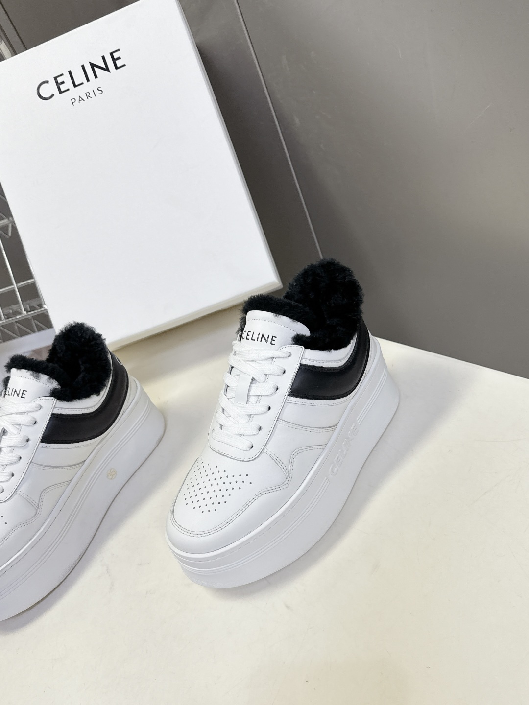 CELINE思琳秋冬最新款厚底小白鞋 毛毛鞋 休闲鞋 超多明星网红种草 Lisa同款轻奢风格的小白鞋 简