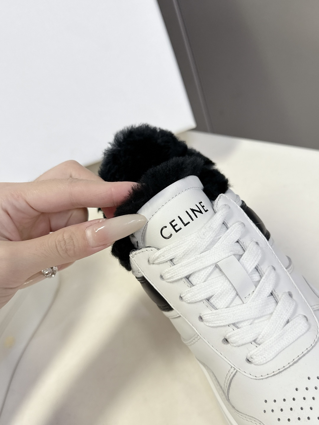 CELINE思琳秋冬最新款厚底小白鞋 毛毛鞋 休闲鞋 超多明星网红种草 Lisa同款轻奢风格的小白鞋 简