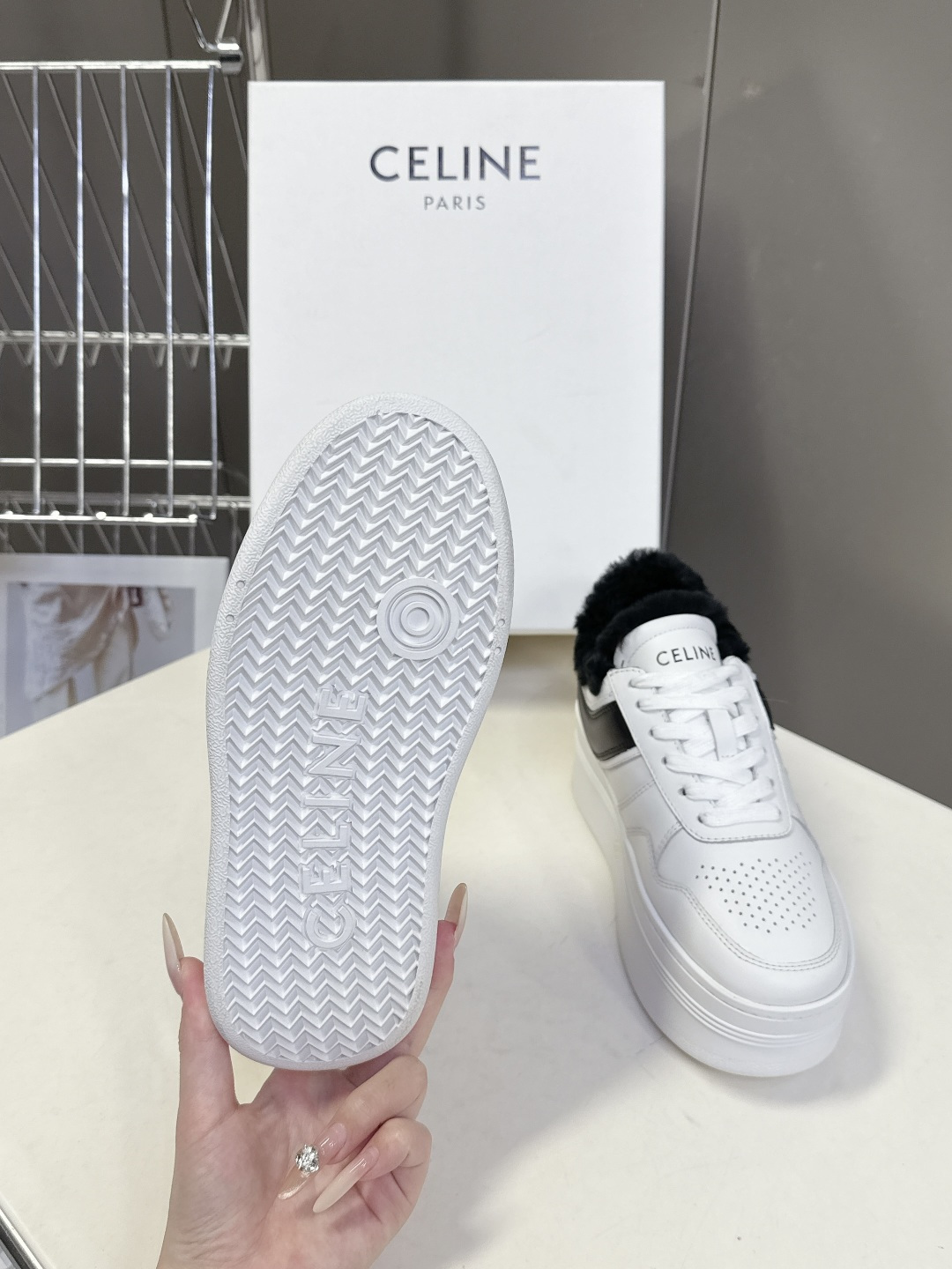 CELINE思琳秋冬最新款厚底小白鞋 毛毛鞋 休闲鞋 超多明星网红种草 Lisa同款轻奢风格的小白鞋 简