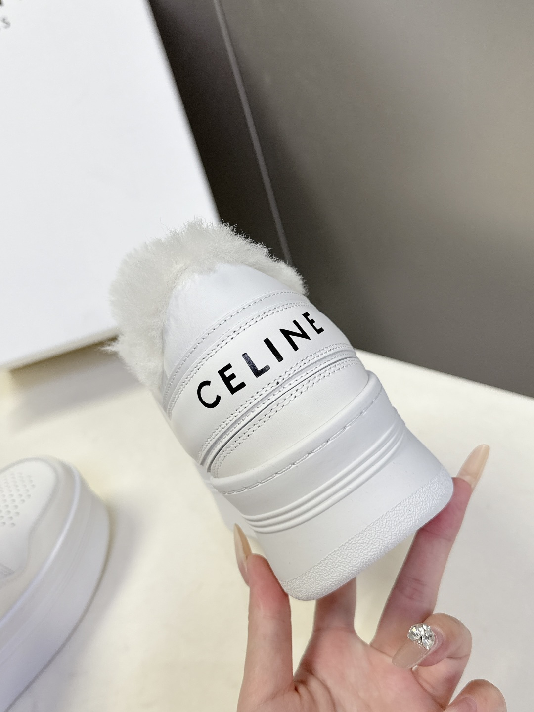 CELINE思琳秋冬最新款厚底小白鞋 毛毛鞋 休闲鞋 超多明星网红种草 Lisa同款轻奢风格的小白鞋 简