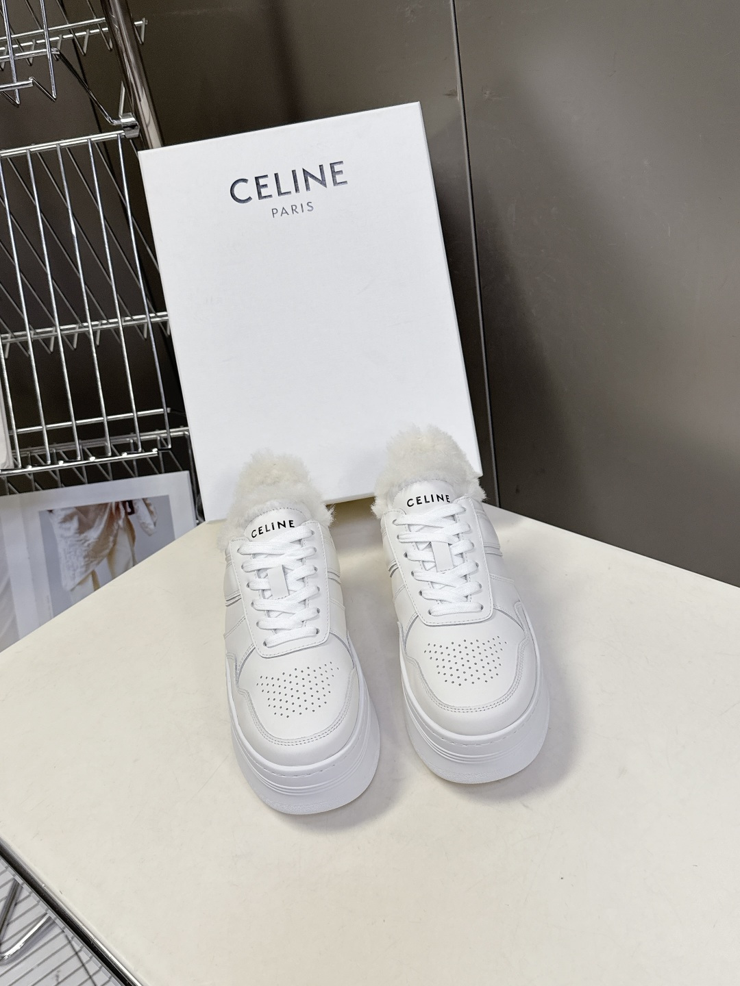 CELINE思琳秋冬最新款厚底小白鞋 毛毛鞋 休闲鞋 超多明星网红种草 Lisa同款轻奢风格的小白鞋 简