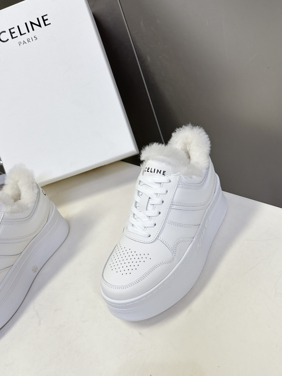 CELINE思琳秋冬最新款厚底小白鞋 毛毛鞋 休闲鞋 超多明星网红种草 Lisa同款轻奢风格的小白鞋 简