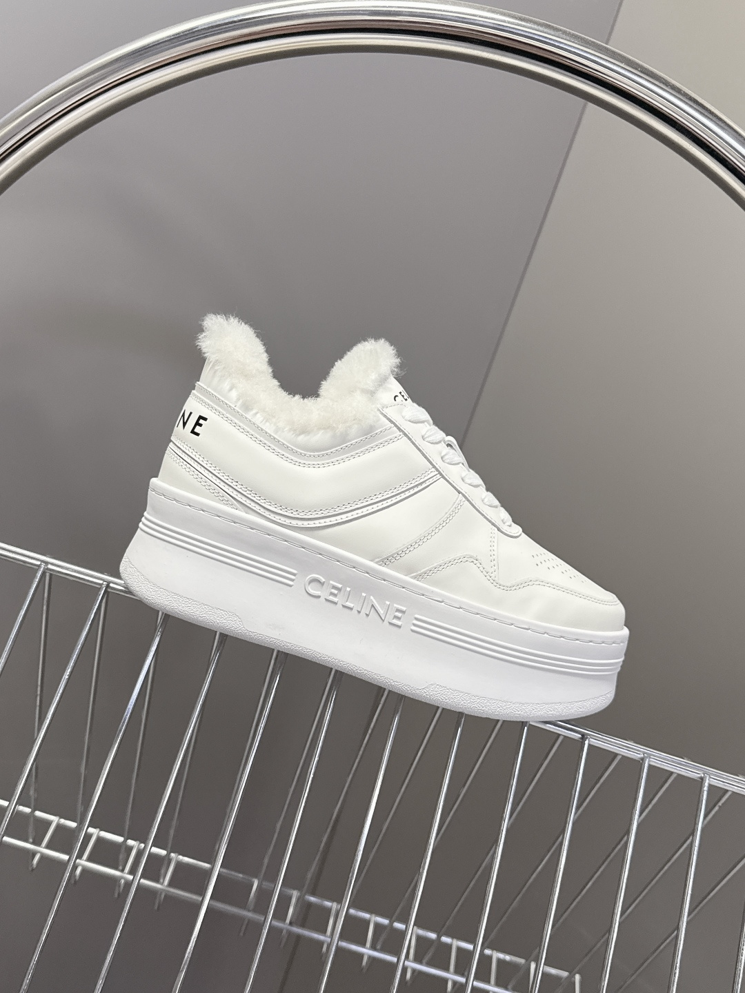 CELINE思琳秋冬最新款厚底小白鞋 毛毛鞋 休闲鞋 超多明星网红种草 Lisa同款轻奢风格的小白鞋 简