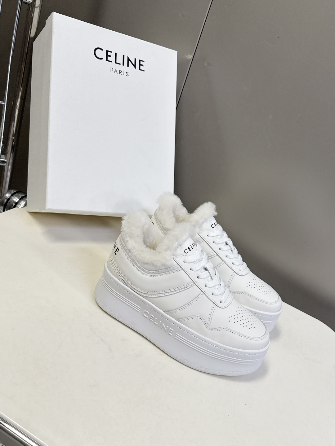 CELINE思琳秋冬最新款厚底小白鞋 毛毛鞋 休闲鞋 超多明星网红种草 Lisa同款轻奢风格的小白鞋 简