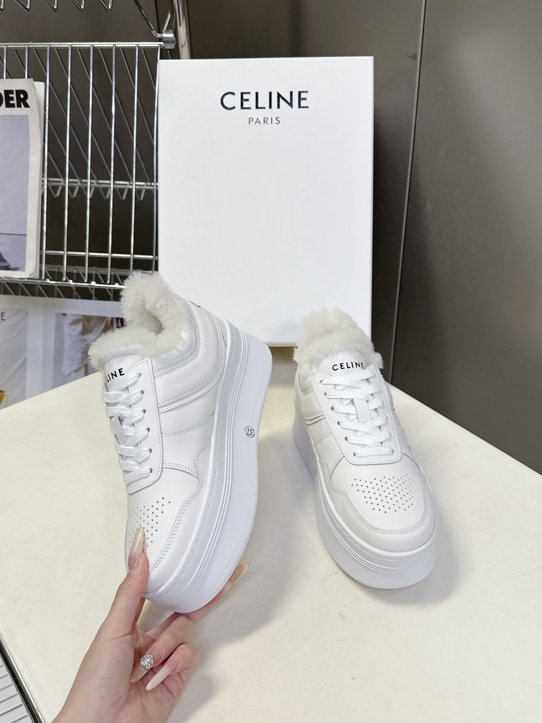 CELINE思琳秋冬最新款厚底小白鞋 毛毛鞋 休闲鞋 超多明星网红种草 Lisa同款轻奢风格的小白鞋 简