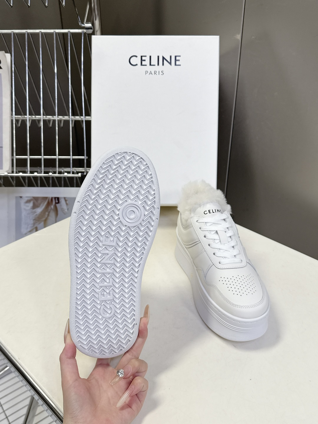 CELINE思琳秋冬最新款厚底小白鞋 毛毛鞋 休闲鞋 超多明星网红种草 Lisa同款轻奢风格的小白鞋 简
