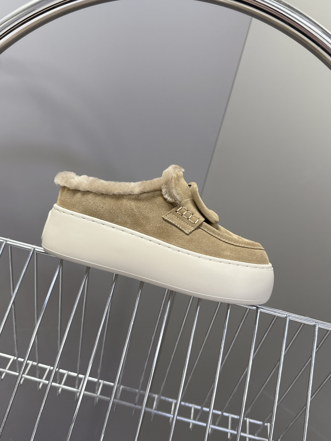 Rogervivier罗杰维维亚 RV 新款Viv Golf钻扣厚底毛毛鞋超多明星网红种草 简约的设计 