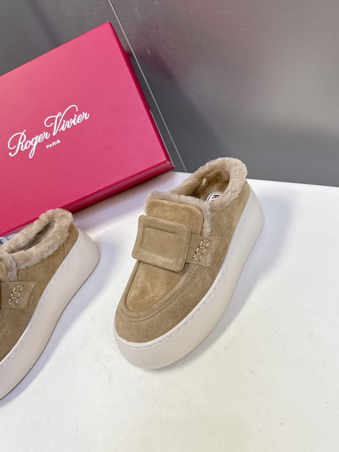 Rogervivier罗杰维维亚 RV 新款Viv Golf钻扣厚底毛毛鞋超多明星网红种草 简约的设计 