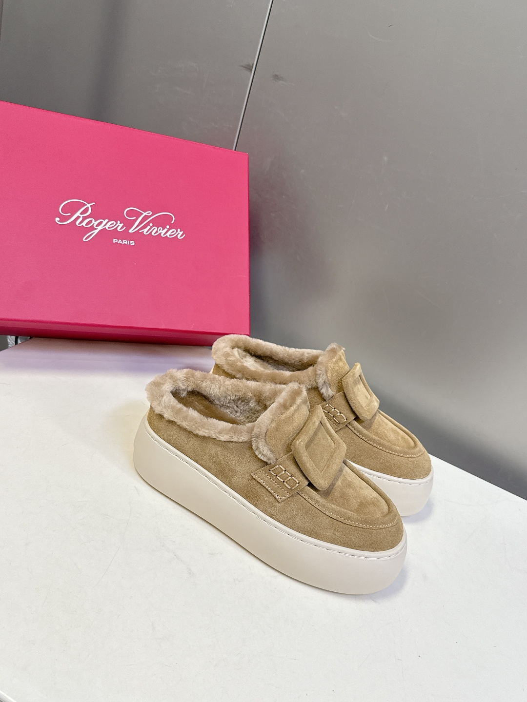 Rogervivier罗杰维维亚 RV 新款Viv Golf钻扣厚底毛毛鞋超多明星网红种草 简约的设计 